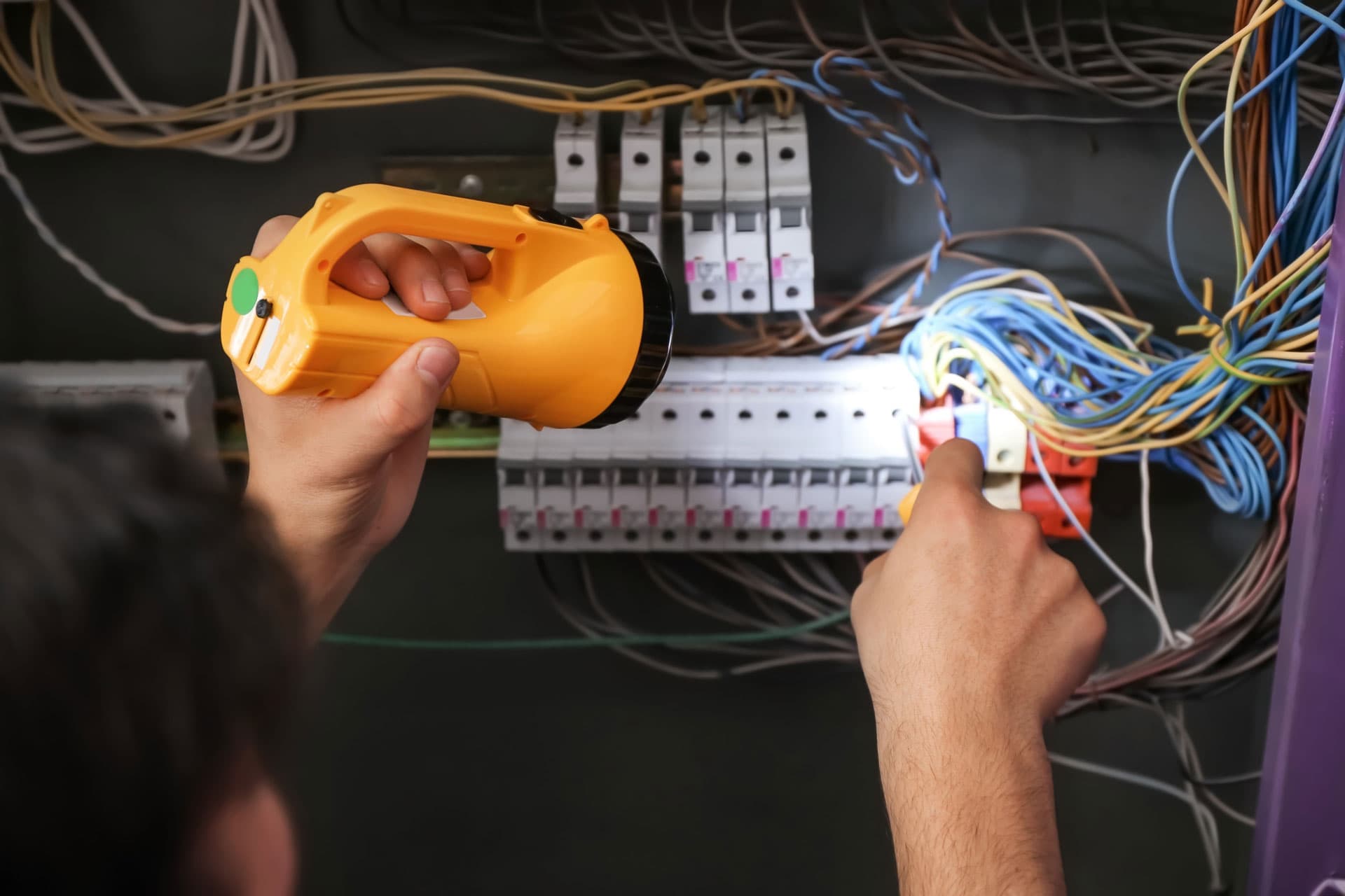 Contactar con Electricidad Condado